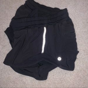 EUC Lululemon black hotty hot 2.5” shorts size 6